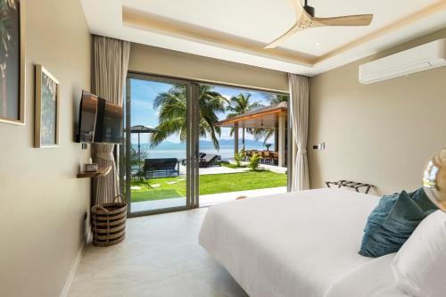 Postel nebo postele na pokoji v ubytování Luxury Beachfront Fisherman's village