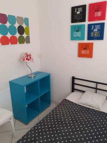 une chambre avec une table de chevet bleue à côté d'un lit dans l'établissement Villa proche de la plage, à Port-la-Nouvelle