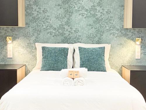 - une chambre avec un lit et 2 boîtes en bois dans l'établissement GuestReady - Sleek emerald escape in the 13th arr., à Paris