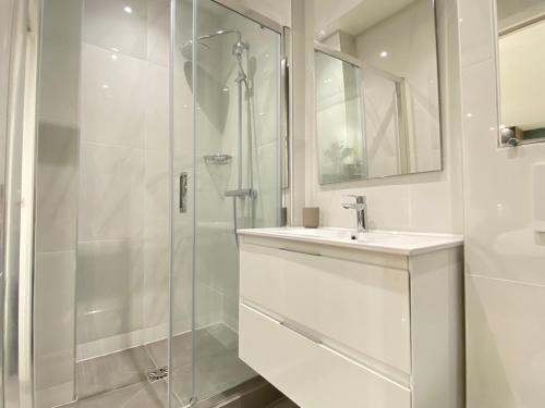 GuestReady - Sleek emerald escape in the 13th arr.