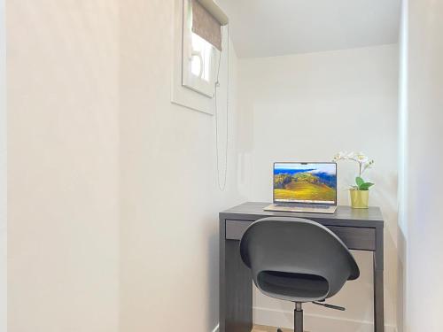 - un bureau avec une chaise et un ordinateur portable dans l'établissement GuestReady - Sleek emerald escape in the 13th arr., à Paris