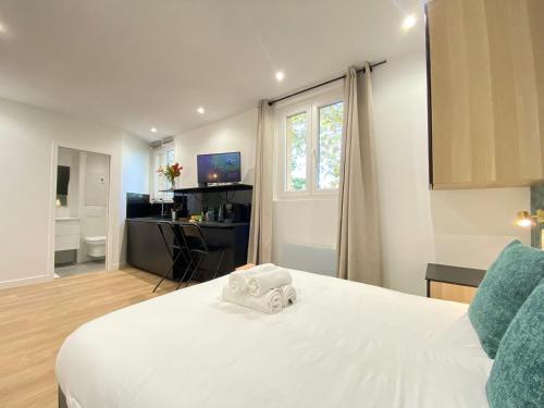 GuestReady - Sleek emerald escape in the 13th arr.