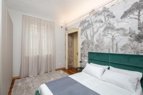 una camera da letto con un letto e un quadro sul muro di 5 minutes from Via Roma - with Smart TV a Torino