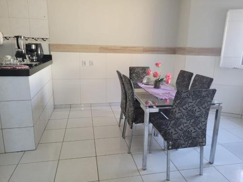 a kitchen with a table and chairs in a room at Casa Compartilhada, com Suítes Privativas in São Raimundo Nonato