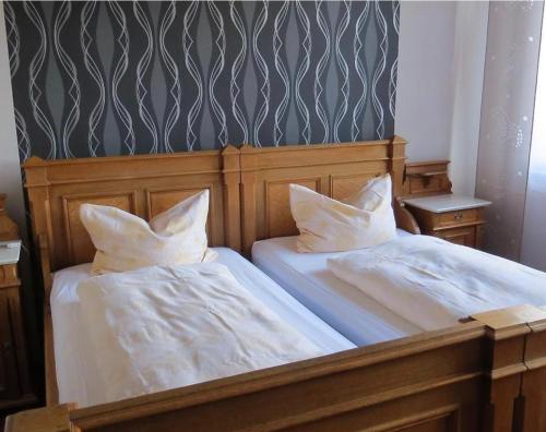 two twin beds in a small room with at Zum alten Friederich in Apelern