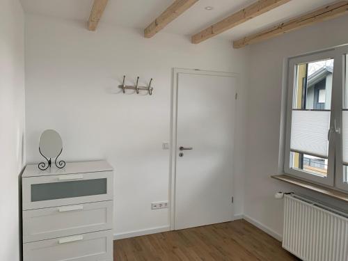 メーネゼーにあるGroße FeWo mit 2 Schlafzimmern in Körbeckeの白いキッチン(コンロ、窓付)