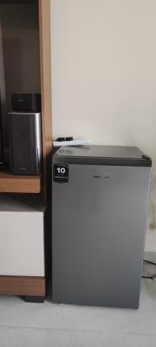 un piccolo frigorifero con un bancone accanto a un forno a microonde di Villa 6 ad Ajman