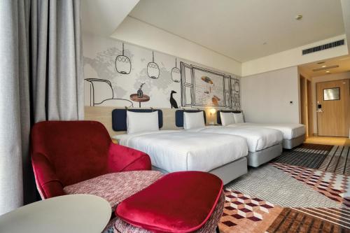 Кровать или кровати в номере Two Tails Hotel Luzhou