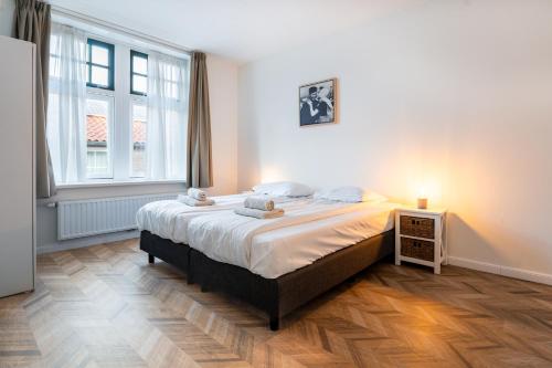 a bedroom with a large bed in a room at Les Maisons Domburg in Domburg