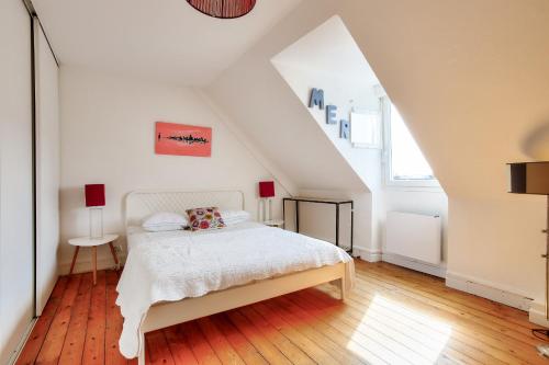 Una cama o camas en una habitación de 250m plage du Prieure - Jardin - Maison pour 6