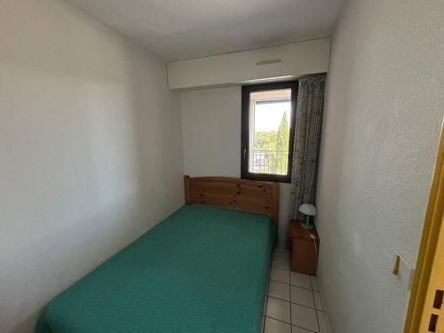 une petite chambre avec un lit et une fenêtre dans l'établissement Appartement 2 pièces + cabine, 6 couchages, proche plage, parking - FR-1-388-44, à Argelès-sur-Mer