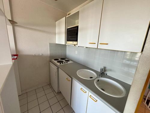 une petite cuisine avec un évier et un évier dans l'établissement Appartement 2 pièces + cabine, 6 couchages, proche plage, parking - FR-1-388-44, à Argelès-sur-Mer