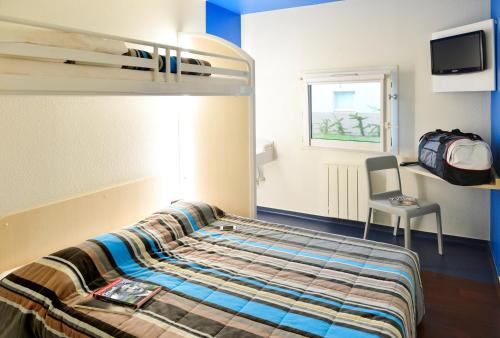 Un pat sau paturi într-o cameră la hotelF1 Evreux Sud