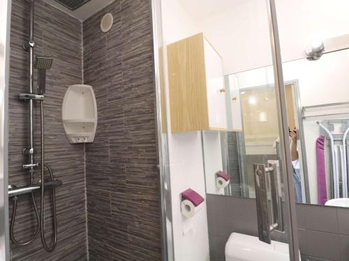 une salle de bain avec une douche, des toilettes et un lavabo dans l'établissement Studio cabine climatisé, proche plage, parfait pour 4 pers. - FR-1-307-123, au Grau-du-Roi