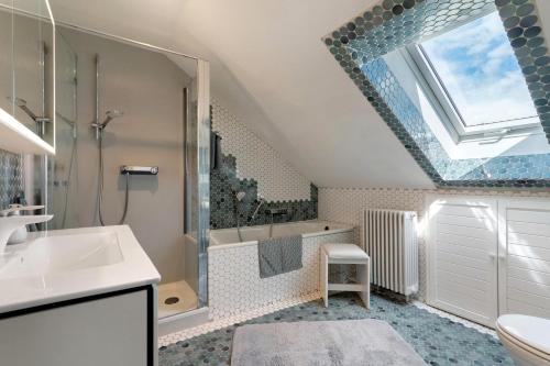 a bathroom with a sink and a bath tub at Ferienwohnung Sämann in Oberkirch