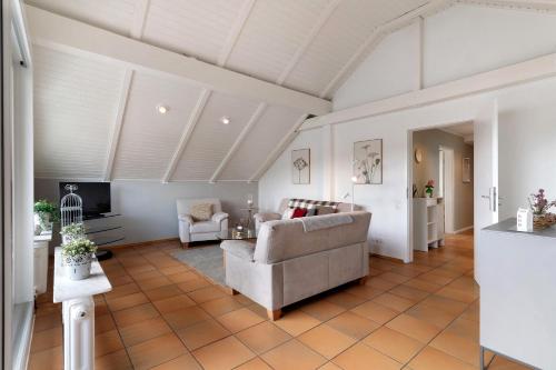 a living room with a couch and a tv at Ferienwohnung Sämann in Oberkirch