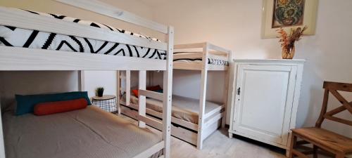Ένα ή περισσότερα κρεβάτια σε δωμάτιο στο Chalet Zeeland 6p omheinde tuin, hond welkom VP084