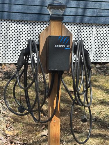 a wooden post with a gas meter on it at Chalet Memphrémagog (Spa, étang, golf) in Mansonville