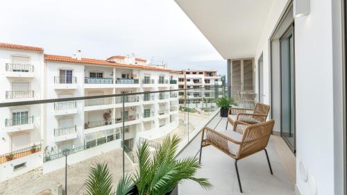 Modern 2BR w Rooftop Pool & Parking by LovelyStay