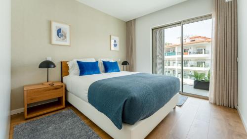 Modern 2BR w Rooftop Pool & Parking by LovelyStay