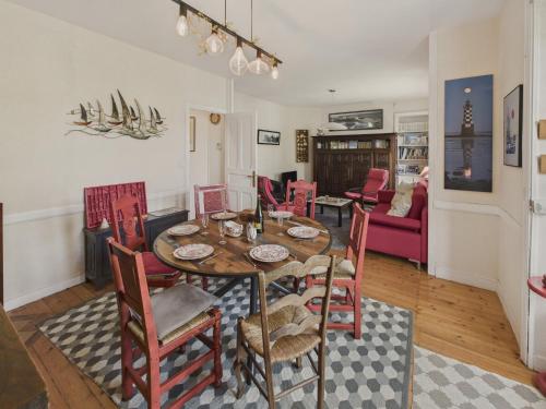 une salle à manger avec une table et des chaises dans l'établissement Maison à 30m de la plage - Grand Jardin - pour 6, à l'Île-Tudy