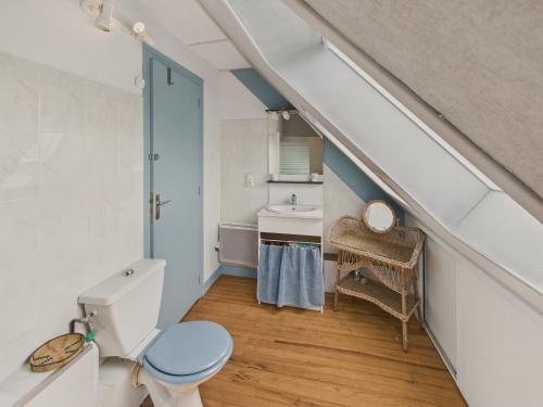 a bathroom with a toilet and a sink at Maison à 30m de la plage - Grand Jardin - pour 6 in Île-Tudy