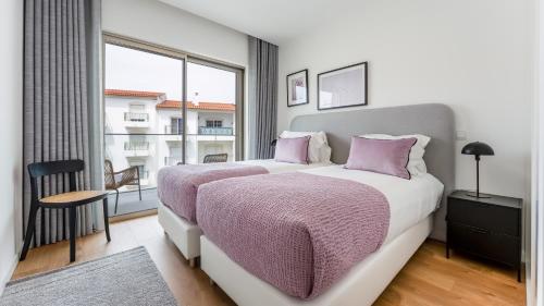 Modern 2BR w Rooftop Pool & Parking by LovelyStay