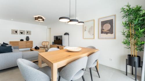 Modern 2BR w Rooftop Pool & Parking by LovelyStay