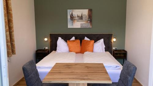 Postel nebo postele na pokoji v ubytování Hotel Seerose Wolfgangsee