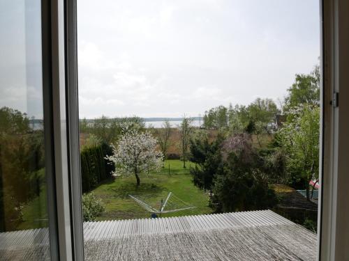 a window with a view of a garden at Ferienwohnungen Naschkatze in Krummin