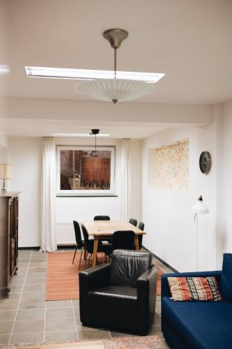 a living room with a table and chairs at Independent Basement Apartment in Nijmegen