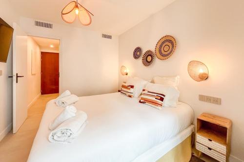 - une chambre avec un grand lit blanc et des oreillers blancs dans l'établissement Spacieux Appartement - K3, à Saint-Tropez