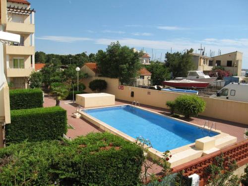 une piscine sur le toit d'un immeuble dans l'établissement T2 Port St Cyprien Piscine, Clim, Parking, Animaux Ok - FR-1-106-39, à Saint-Cyprien