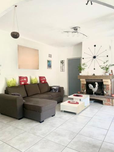un salon avec un canapé et une cheminée dans l'établissement Villa GALEJADE in a quiet location with garden - On the heights of Toulon, à Toulon