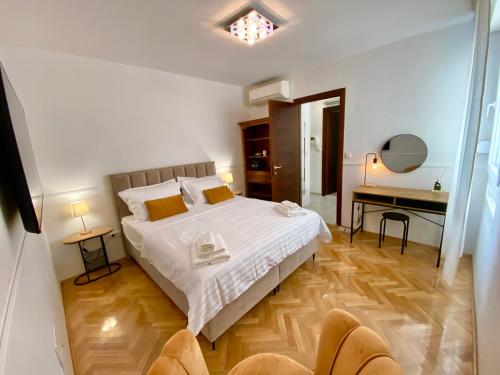 City Center Gold Room with Private Garage