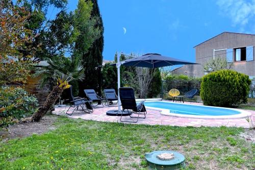 une cour avec une piscine entourée de chaises et d'un parasol dans l'établissement VILLA CONSTANCE - Swimming pool & Parking - sleeps 8, à Six-Fours-les-Plages