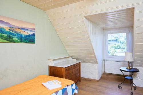 a bedroom with a bed and a window at Hotel La Balance self check-in in Biel
