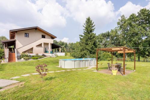 Un patio trasero con piscina y una casa. en Casa Agrate, en Agrate Conturbia