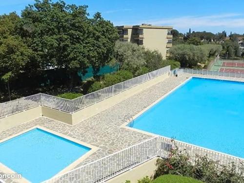 - deux grandes piscines au-dessus d'un bâtiment dans l'établissement Appartement calme proche plage, terrasse, proche animations - FR-1-816-29, à Bormes-les-Mimosas