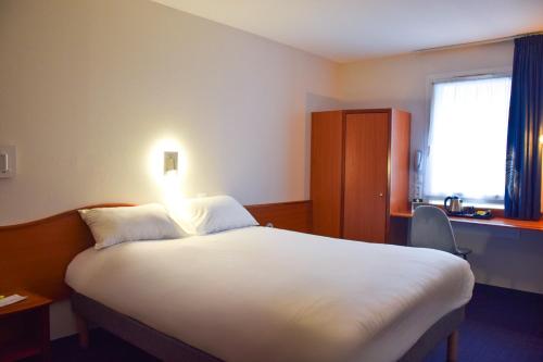 En eller flere senge i et værelse på B&B HOTEL Rodez Bourran