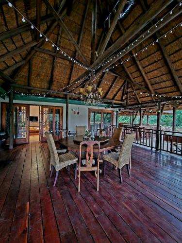 Ruang duduk di Moonlit River Retreat