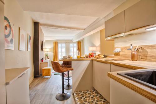 une cuisine avec un comptoir et un tabouret. dans l'établissement L'écuyère - Charmant T2 - Hypercentre - Balcon, à Caen