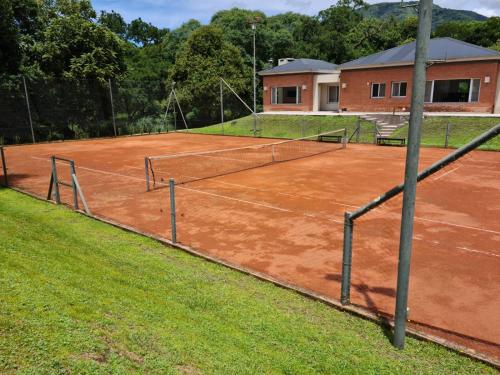 - un court de tennis avec deux filets de tennis dans l'établissement Terrazas de San Lorenzo - Salta, à San Lorenzo