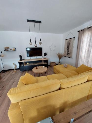 un salon avec un canapé et une table dans l'établissement Bord de plage, à Bretignolles-sur-Mer