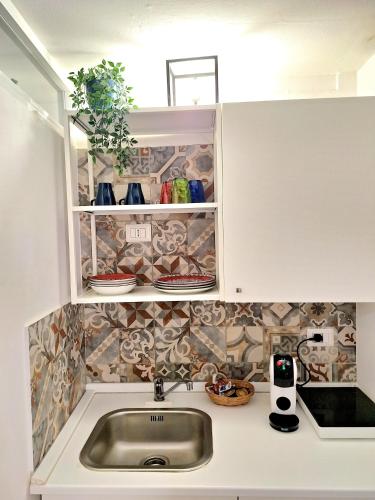 a kitchen with a sink and a counter top at Nata Sicula in Syracuse