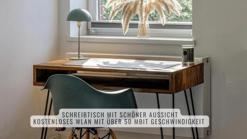 a desk with a chair next to a window at have-a-nice-Stay - nahe Bahnhof - 20 Minuten nach Hamburg - trotzdem ruhig gelegen - 6 Minuten zu Fuß ins Zentrum Ahrensburg - modern eingerichtet in Ahrensburg