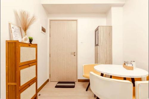 マニラにある2 BR condo trees residences Netflix Games karaokeの小さなダイニングルーム(テーブル、椅子付)