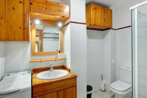 ラスパルマス・デ・グランカナリアにあるCasa Bonny Las Palmasの洗面台とトイレ付きのバスルーム