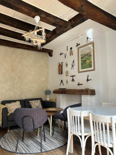 un salon avec un canapé et une table dans l'établissement Appartement de charme du 16ème siècle, à Ménétréol-sous-Sancerre