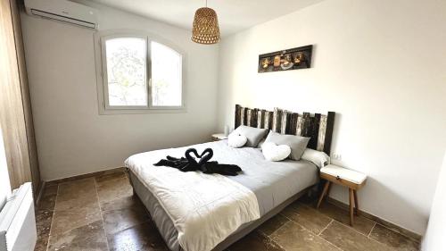 - une chambre avec un lit doté d'une arche noire dans l'établissement Maison Campagne Aixoise, à Ventabren